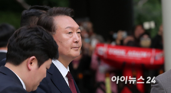 12·3 비상계엄 사태와 관련해 내란 우두머리 혐의 등으로 기소된 윤석열 전 대통령이 12일 서울 서초구 서울중앙지방법원에서 열린 3차 공판을 마친 뒤 법원을 나서고 있다. [사진=사진공동취재단]