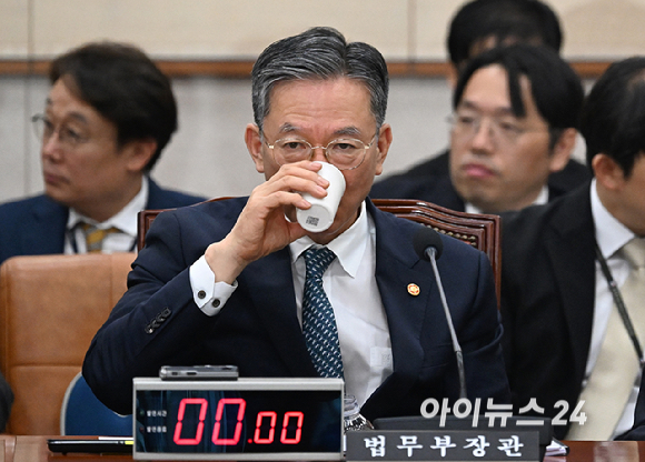정성호 법무부 장관이 27일 국회에서 열린 법제사법위원회 전체회의에서 자료를 살펴보고 있다. [사진=곽영래 기자]