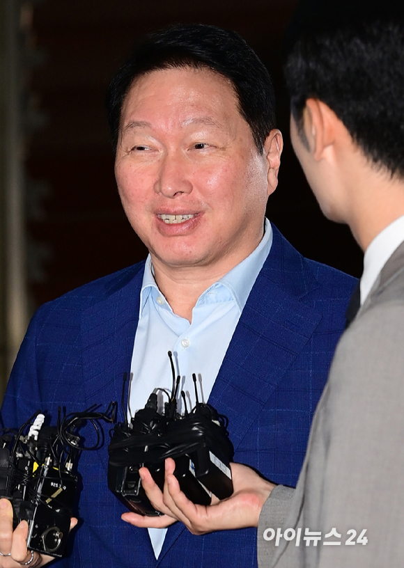 최태원 SK그룹 회장이 손정의 소프트뱅크 회장의 초청으로 미국 플로리다주 마러라고 리조트에서 열리는 투자 행사에 참석하기 위해 16일 오후 서울 강서구 김포비즈니스항공센터를 통해 출국하는 중 취재진과 인터뷰를 갖고 있다. [사진=정소희 기자]