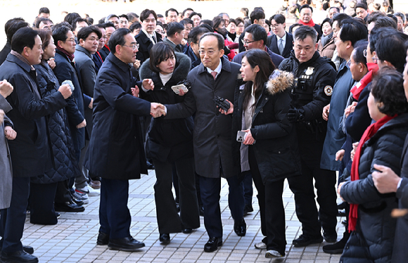 국민의힘 추경호 의원이 2일 서울 서초구 서울중앙지방법원에서 열린 구속 전 피의자 심문(영장실질심사)에 출석하고 있다.추 의원은 12·3 비상계엄 당시 국민의힘 원내대표 지위를 이용해 의원들의 계엄 해제 표결 참여를 방해한 혐의를 받는다. [사진=연합뉴스]