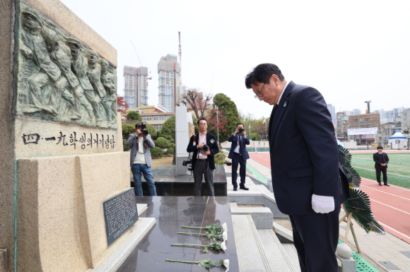 도성훈 인천광역시교육감이 18일 기계공업고등학교에서 열린 제65주년 4·19혁명 기념식에서 참배를 하고 있다. [사진=인천시교육청]