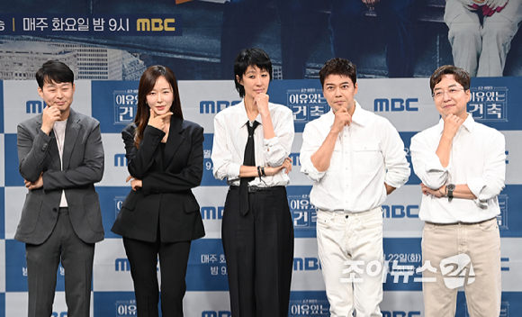 소형준 PD, 박선영 아나운서, 방송인 홍진경, 전현무, 건축가 유현준이 21일 오후 서울 마포구 상암동 MBC에서 열린 MBC 새 교양프로그램 '이유 있는 건축-공간 여행자' 제작발표회에 참석해 포즈를 취하고 있다. [사진=문수지 기자]