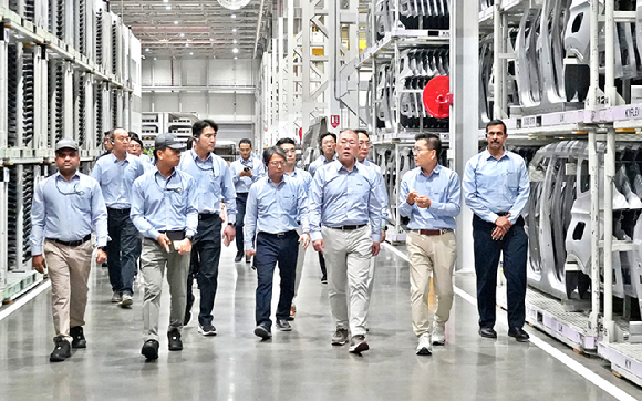 정의선 현대차그룹 회장이 기아 인도 아난타푸르공장 임직원들과 함께 생산 라인을 점검하고 있다. [사진=현대자동차그룹]