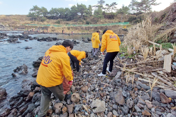 하이트진로는 지난 8일 제주 조천읍 닭머르해변에서 하이트진로 제주지점과 제주해양경찰청, 제주아라종합사회복지관 관계자 등 50명이 넘는 인원이 동참한 가운데 4분기 해변 환경정화활동을 진행했다. [사진=하이트진로]