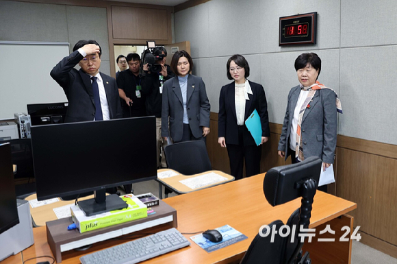 국회 윤석열 정권 정치검찰 조작기소 의혹 진상규명을 위한 국정조사 특별위원회가 9일 서울중앙지검에 대한 현장조사에 나섰다. 서영교 국조특위 위원장과 의원들이 영상녹화 조사실을 살펴보고 있다. [사진=국회사진기자단]