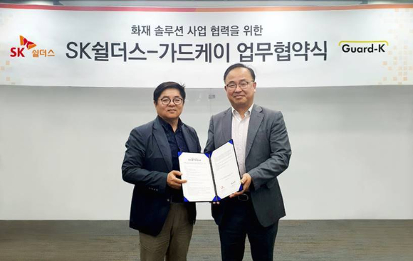 지난 8일 열린 업무협약식에서 김영주 SK쉴더스 융합보안사업 본부장과 조욱래 가드케이 조욱래 대표가 기념 촬영을 하고 있다. [사진=SK쉴더스]
