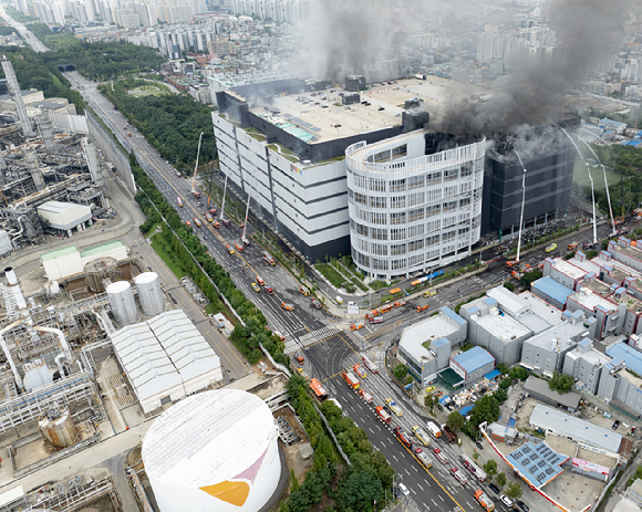 19일 이틀째 화재가 이어지고 있는 인천 서해구 석남동 쿠팡32물류센터에서 연기가 뿜어져 나오고 있다. [사진=연합뉴스]