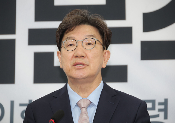 권성동 국민의힘 원내대표가 27일 서울 여의도 국회에서 대국민호소문 발표 기자회견을 하고 있다. 2025.5.27 [사진=연합뉴스]