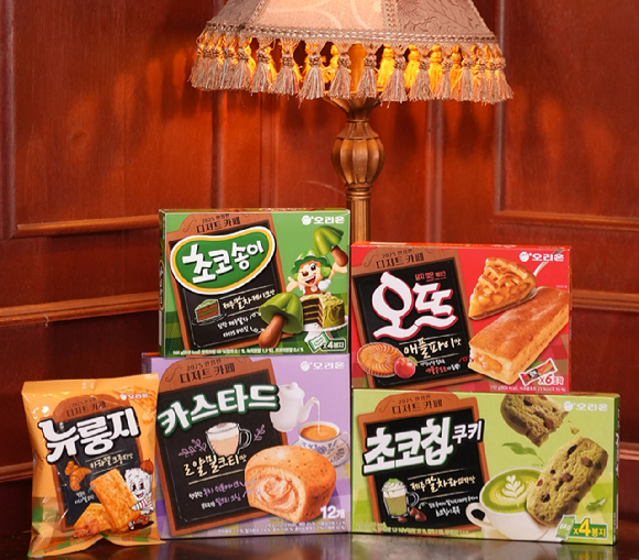 말차 글레이즈드 티 라떼(왼쪽)과 블랙 글레이즈드 라떼. [사진=스타벅스]