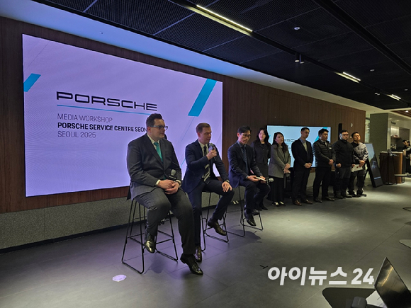 (가운데) 마티아스 부세 포르쉐코리아 대표가 12일 서울 '포르쉐 서비스 센터 성수'에서 열린 기자간담회에서 기자들의 질문에 답하고 있다. [사진=김종성 기자]