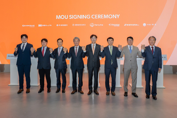 김상완 동성전기 대표(왼쪽부터)와 도용환 디앤비 대표, 이종인 원진엠앤티 사장, 류하열 영풍전자 대표, 차준호 한화에어로스페이스 구매실장, 배성규 단암시스템즈 상무, 박진수 보국강업 대표, 이복우 혜동 대표 등이 21일 경기 고양시 '서울 국제 항공우주 방위산업 전시회(ADEX) 2025'에서 수출사업 협력을 위한 포괄적 업무협약 체결식을 진행하고 있다. [사진=한화에어로스페이스]