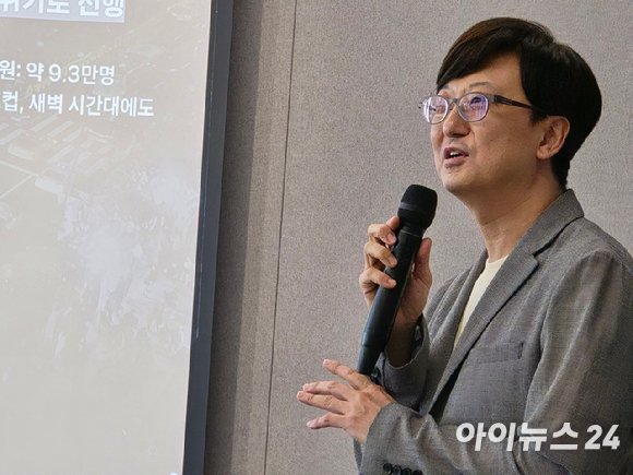 12일 KT 광화문 WEST 사옥 미디어월 앞 광장 모습. 축구 경기 시작되기 전 사전 공연이 진행되고 있다. [사진=안세준 기자]