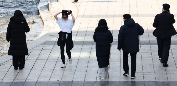 서울 중구 청계천에서 점심식사를 마친 시민들이 산책을 하고 있다. [사진=연합뉴스]
