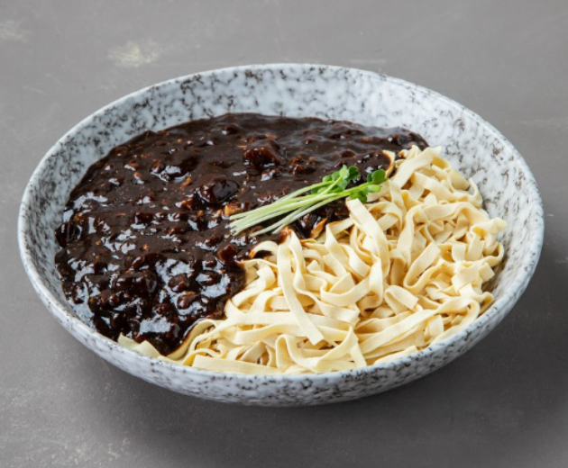 당뇨 환자들이 라면, 짜장면 등 면 요리를 마음껏 먹는 법이 전문의에 의해 소개됐다. 사진은 짜장면. [사진=만개의레시피]