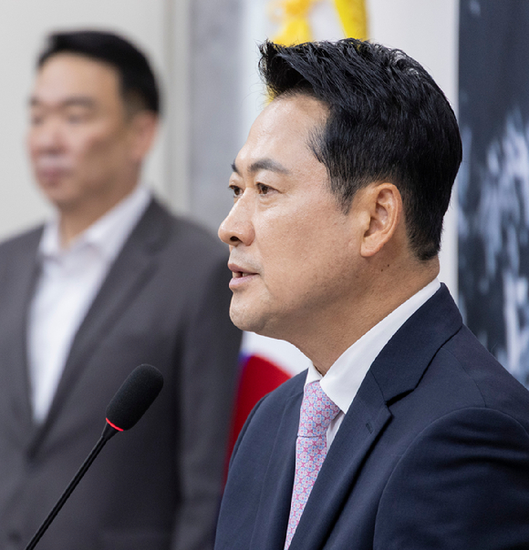 건강 악화로 엿새 동안 입원했던 국민의힘 장동혁 대표가 24일 병원 퇴원 뒤 국회에서 첫 공식 일정으로 가진 기자회견에서 투표지 부족 사태 관련 특검을 촉구하고 있다. 2026.6.24 [사진=연합뉴스]