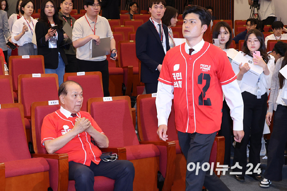 김용태 국민의힘 비상대책위원장이 9일 서울 여의도 국회 도서관에 마련된 국민의힘 개표 상황실에서 제21대 대통련 선거 방송3사 출구조사 결과를 지켜 본 뒤 퇴장하고 있다. 왼쪽은 황우여 공동선대위원장. [사진=정소희 기자]