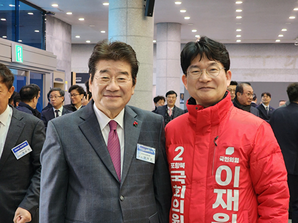 3일 이재원 예비후보가 포항상공회의소 신년인사회에 참석해 강석호 한국자유총연맹 총재(왼쪽)와 기념사진을 찍고 있다. [사진=이재원 예비후보]