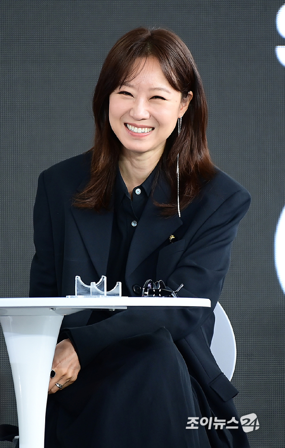 배우 공효진이 19일 오전 부산광역시 해운대구 우동 영화의 전당에서 열린 제30회 부산국제영화제(BIFF) '윗집 사람들' 오픈토크 행사에 참석하고 있다. [사진=정소희 기자]