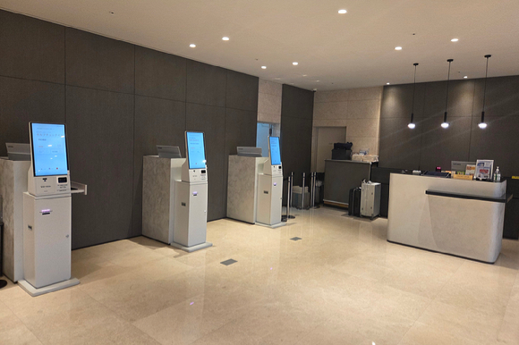 산하정보기술 PMS &ndash; 스마트 키오스크 운영 환경이 접목된 &lsquo;호텔 그레이스리 서울&rsquo; 로비 사진. [사진=야놀자]