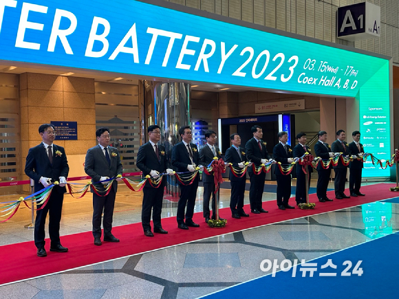 서울 삼성동 코엑스에서 열린 '인터배터리 2023' 개막식에서 주요 관계자들이 테이프 커팅을 진행하고 있다.  [사진=양호연 기자]