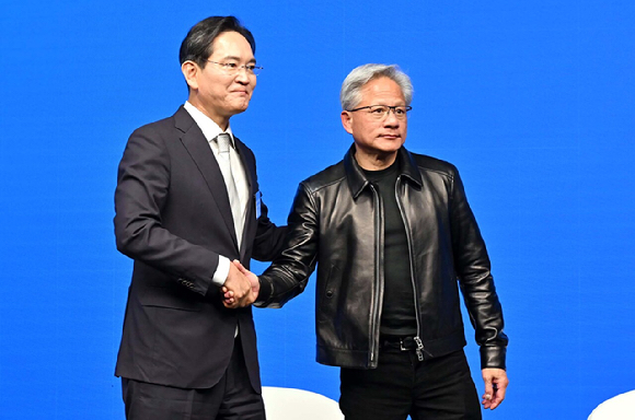 이재명 대통령과 젠슨 황 엔비디아 최고경영자가 지난달 24일(현지시간) 미국 샌프란시스코 더 미드웨이에서 샌프란시스코 AI 서밋에서 기념 촬영 후 악수하고 있다. (왼쪽부터) 샘 올트먼 오픈AI 최고경영자, 이재용 삼성전자 회장, 젠슨 황 엔비디아 최고경영자, 이재명 대통령, 혹 탄 브로드컴 최고경영자, 최태원 SK 회장. [사진=연합뉴스]