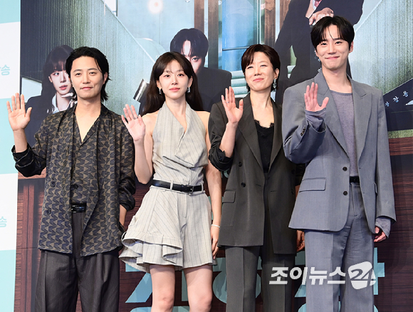 배우 진구-이주명-전혜진-이준영이 28일 오후 서울 구로구 신도림동 더링크서울 트리뷰트 포트폴리오 호텔에서 열린 JTBC 새 토일드라마 '신입사원 강회장' 제작발표회에 참석하고 있다. [사진=정소희 기자]