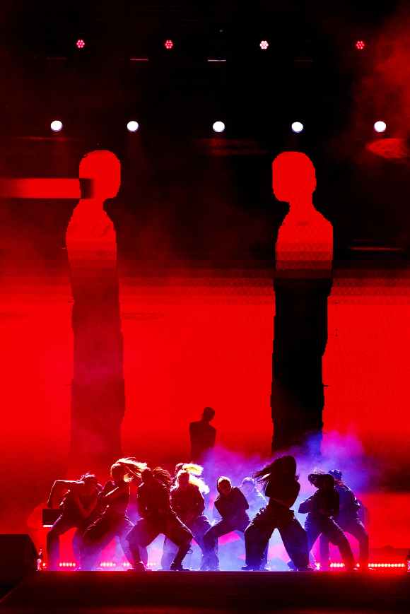 지드래곤이 아랍에미리트(UAE) 두바이 미디어 시티 앰피시어터에서 열린 &lsquo;KRAZY SUPER CONCERT&rsquo;에 헤드라이너로 출연해 무대를 꾸미고 있다. [사진=갤럭시코퍼레이션 ]