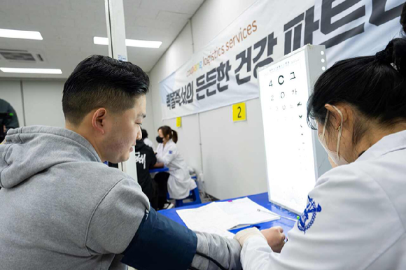 CLS는 지난해 위탁배송업체 소속 배송기사를 대상으로 하는 '찾아가는 건강검진' 및 전문검진센터 건강검진을 지원에 이어 KMI와 업무협약을 맺고 업계 최초로 위탁배송기사 맞춤형 건강검진 전담팀을 통한 종합건강검진 및 전문 건강관리 프로그램을 지원한다고 13일 밝혔다. [사진=쿠팡로지스틱스서비스]