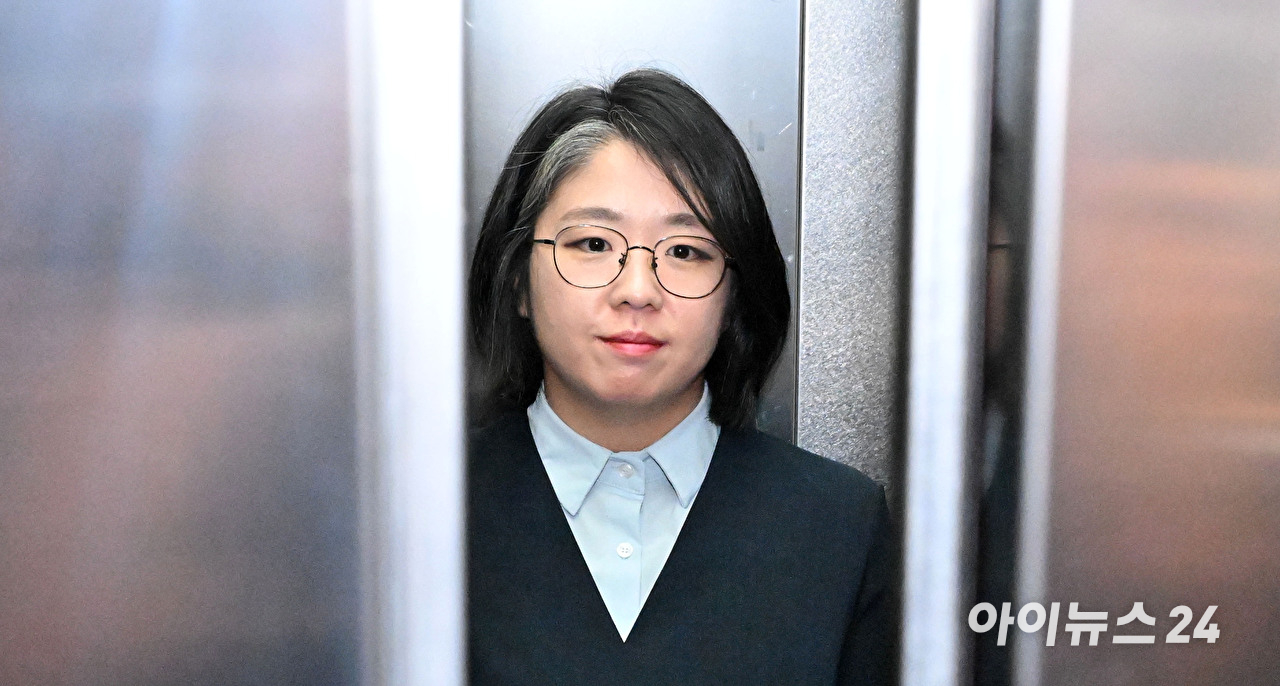 더불어민주당 김민석 대표와 국민의힘 장동혁 대표가 3일 국회 본청 앞에서 22대 국회 후반기 정기국회 개원 기념 사진을 촬영 시작을 기다리고 있다. [사진=연합뉴스]