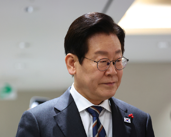 이재명 대통령이 9일 서울 용산 대통령실에서 열린 국무회의에 입장하고 있다. 2025.12.9 [사진=연합뉴스]