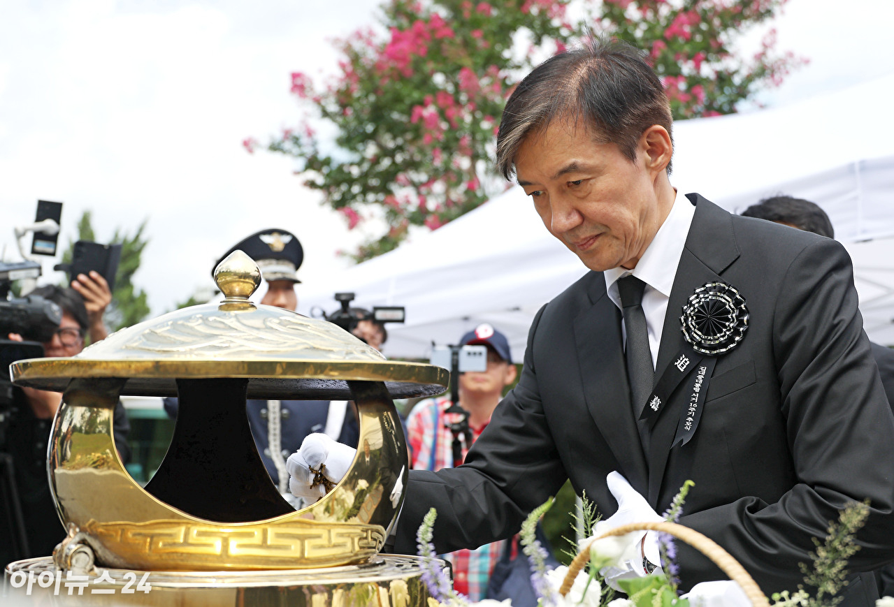 조국 조국혁신당 전 대표가 18일 서울 동작구 국립서울현충원 내 김대중 전 대통령 묘역을 찾아 참배를 하고 있다. [사진=곽영래 기자]