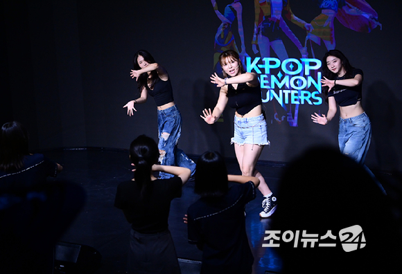 8일 서울 마포구 서교동 온맘씨어터에서 '케이팝 아케이드'(KPOP ARCADE) 그랜드 오픈 행사 '케이팝 데몬 헌터스 싱어롱 페스티벌'(KPOP DEMON HUNTERS SINGALONG FESTIVAL)이 개최됐다. 댄스팀 네스티 NASTY(최유빈 김다희 김민서)가 '소다팝'과 '골든' 댄스수업을 진행하고 있다. [사진=정소희 기자]