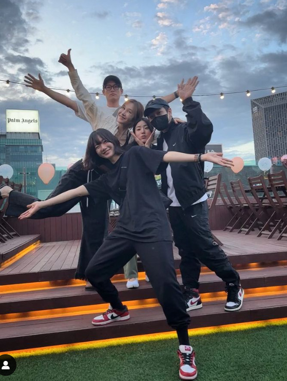 배두나와 조승우가 굿맨스토리 회식에 참석해 포즈를 취하고 있다. [사진=배두나 인스타그램]