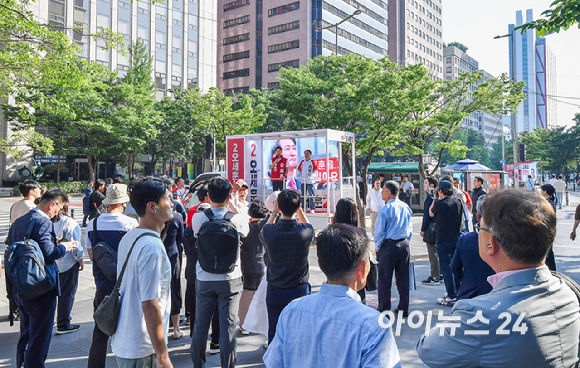 오세훈 국민의힘 서울시장 후보가 2일 서울 여의도역 인근에서 시민들에게 출근길 인사를하고 있다. [사진=곽영래 기자]