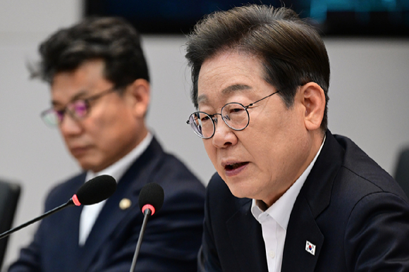 이재명 더불어민주당 대선 후보가 28일 오후 경기도 이천시 SK하이닉스 이천캠퍼스에서 열린 'K-반도체' AI메모리반도체 기업 간담회에 참석해 모두발언을 하고 있다. [사진=국회사진취재단]