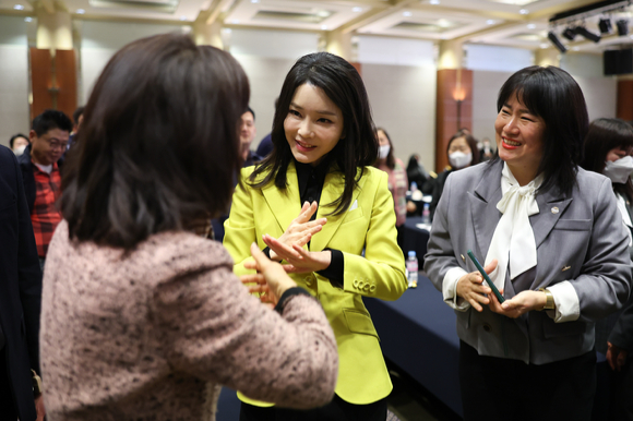 윤석열 대통령 부인 김건희 여사가 3일 서울 용산구 백범김구기념관에서 열린 제3회 한국수어의 날 기념식에서 참석자들과 인사하고 있다. 2023.02.03. [사진=대통령실]