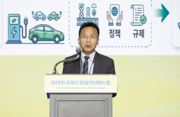 임을출 경남대 극동문제연구소 북한개발국제협력센터장이 25일 제주신화월드에서 열린 '2027 평양 국제 전기차 엑스포 추진을 위한 라운드테이블'에서 발표하고 있다. [사진=한국자동차기자협회 제공]