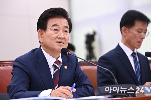 정동영 통일부 장관이 14일 국회 외교통일위원회에서 열린 통일부에 대한 국정감사에 출석해 의원 질의에 답하고 있다. [사진=곽영래 기자]