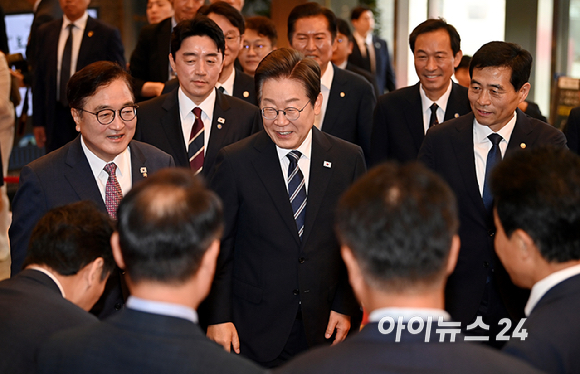 이재명 대통령이 26일 서울 여의도 국회에서 열린 추가경정예산안 시정연설을 위해 들어서며 우원식 국회의장과 인사하고 있다. [사진=곽영래 기자]