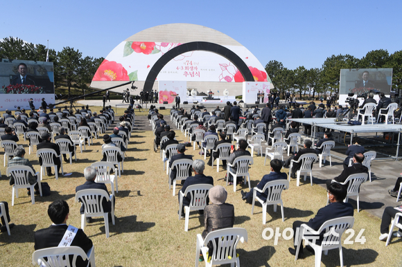 윤석열 대통령 당선인이 3일 제주4.3평화공원에서 열린 제 74회 4.3희생자 추념식에 참석해 추념사를 하고 있다. [사진=인수위사진기자단]