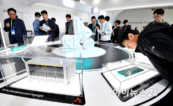 11일 서울 강남구 코엑스에서 열린 '인터배터리 2026'에서 참가자가 SK온 전시장을 둘러보고 있다. [사진=곽영래 기자]