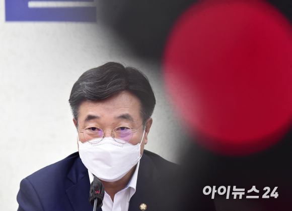 윤호중 원내대표가 31일 서울 여의도 국회 본관에서 열린 더불어민주당 원내대책회의에 참석해 모두발언을 하고 있다.