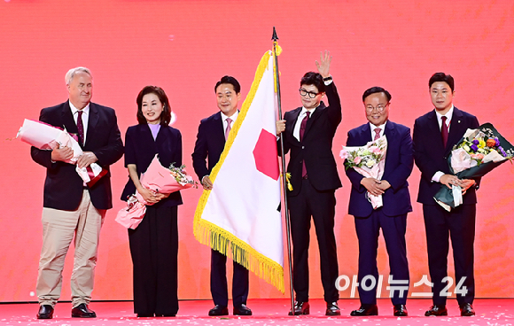 한동훈 신임 당대표를 비롯한 신인 지도부가 23일 오후 경기도 고양시 킨텍스에서 열린 전당대회장에서 기념촬영을 하고 있다. (왼쪽부터) 인요한 신임 최고위원, 김민전 신임 최고위원, 장동혁 신임 최고위원, 한동훈 신임 당대표, 김재원 신임 최고위원, 진종오 신임 청년최고위원. [사진=곽영래 기자]