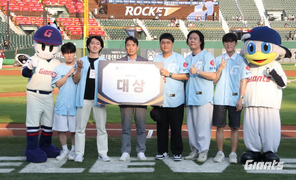 프로야구 롯데 자이언츠가 연고지역 대중음악 육성과 지역 콘텐츠 산업 지원을 위해 부산시, 부산정보산업진흥원과 함께 '제2회 드림 오브 그라운드 공모전'을 진행한다. 사진은 지난해 열린 1회 공모전 대상을 받은 '우리들의 빛나는 이 순간'에 대한 시상식이다. [사진=롯데 자이언츠]