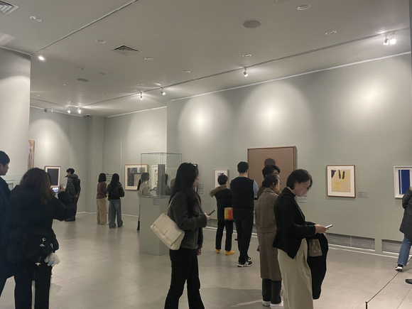 서울 노원아트뮤지엄에서 열리고 있는 &lsquo;뉴욕의 거장들: 잭슨 폴록과 마크 로스코의 친구들&rsquo; 전시를 찾아 관람객들이 감상하고 있다. [사진=이엔에이파트너스]