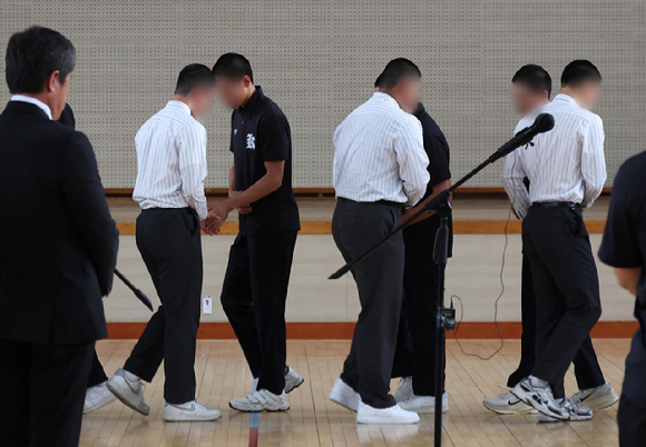 서울 배재고등학교 야구부 학생들이 지난 6일 전남광주특별시 광주제일고등학교를 찾아 사과한 뒤 광주제일고 야구부와 악수하고 있다. [사진=연합뉴스]