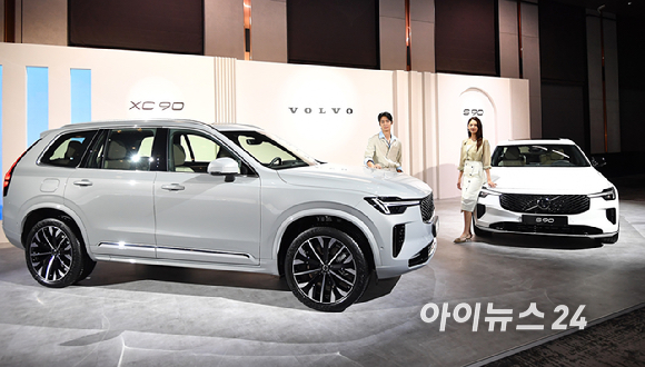 볼보자동차코리아가 2일 서울 광진구 비스타 워커힐에서 신형 XC90 과 S90을 국내 최초 공개해 이윤모 볼보자동차코리아 대표이사와 모델들이 포즈를 취하고 있다.볼보자동차코리아는 현대적인 스칸디나비아 스타일과 최첨단 기술이 적용된 스웨디시 럭셔리 플래그십 신형 XC90 및 S90을 동시에 출시했다. [사진=곽영래 기자]
