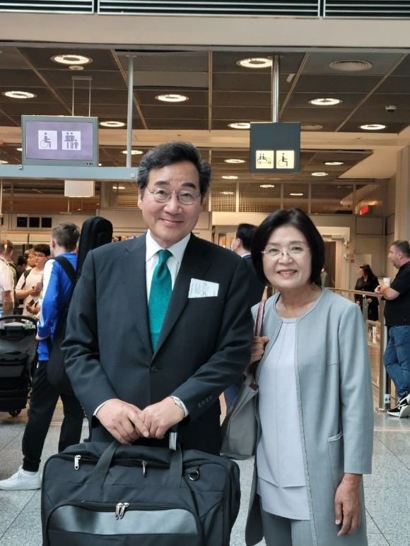 이낙연 전 더불어민주당 대표가 24일 귀국했다. 이 전 대표가 독일 프랑크푸르트 공항에서 인천으로 가는 대한항공 탑승 직전 트위터에 올린 사진. [사진=이낙연 트위터]