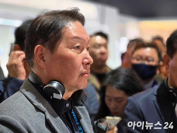 8일 오전(현지시각) 최태원 SK그룹 회장이 미국 라스베이거스 컨벤션센터 센트럴홀에 위치한 삼성전자 CES 전시관에 방문해 섹션을 둘러보고 있다. [사진=안세준 기자]