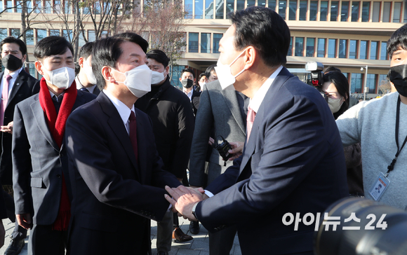 국민의힘 윤석열 대선 후보와 국민의당 안철수 대선 후보가 3일 오전 국회 소통관에서 단일화 기자회견을 마치고 기자회견장을 나서고 있다. [사진=김성진 기자]